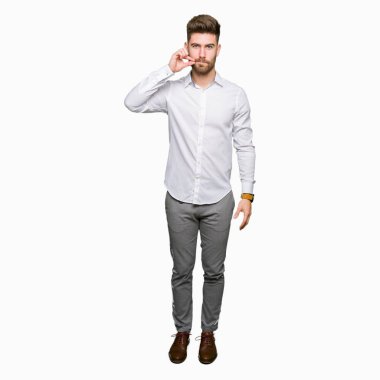 Genç yakışıklı iş adam ağız ve dudaklar parmak ile ZIP olarak kapatın. Gizli ve sessiz, tabu söz