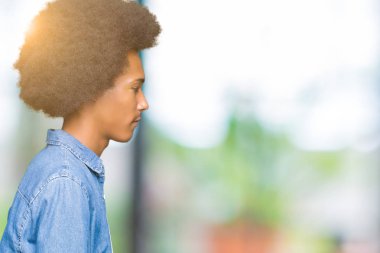 Tarafına, seyir afro saçlı genç Afro-Amerikan adam sakin ol kendine güvenen gülümseme ile doğal yüz pozuyla profili.