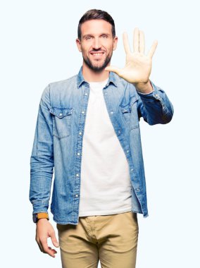 Sakal üzerinde gösterilen ve parmakları ile işaret denim ceket ve mavi gözlü yakışıklı adamla beş kendinden emin ve mutlu gülümseyerek iken numara.