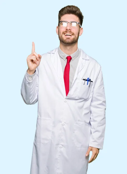 Homem Cientista Bonito Jovem Usando Óculos Apontando Dedo Para Cima — Fotografia de Stock