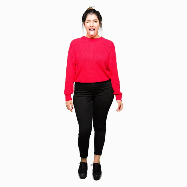 Junge Schöne Frau Rotem Pullover Und Dutt Die Zunge Herausstreckt — Stockfoto