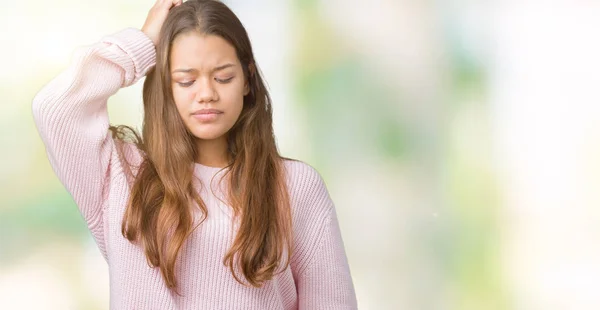 Mujer Morena Hermosa Joven Con Suéter Invierno Rosa Sobre Fondo —  Fotos de Stock