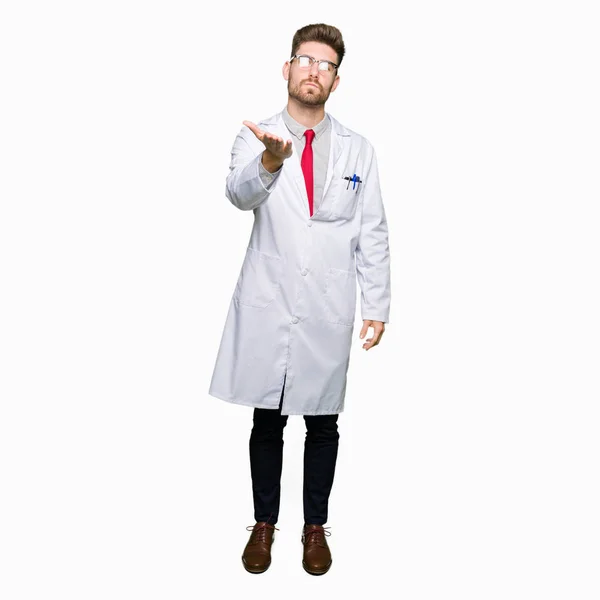 Mladý Pohledný Vědec Muž Nosí Brýle Při Pohledu Fotoaparát Naznačení — Stock fotografie