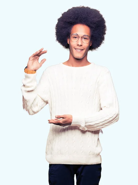 Afro Amerikai Fiatalember Afro Haj Szemüveg Intett Kezével Nagy Nagy — Stock Fotó