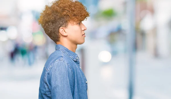 Jovem Homem Bonito Com Cabelo Afro Vestindo Jaqueta Jeans Olhando — Fotografia de Stock