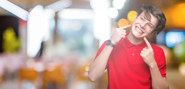 Homem Bonito Jovem Vestindo Camiseta Vermelha Sobre Fundo Isolado Sorrindo — Fotografia de Stock