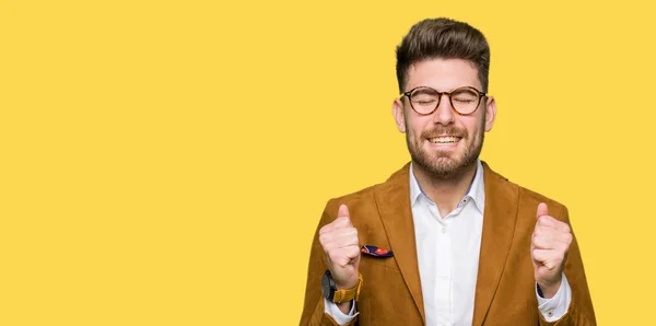 Joven Hombre Negocios Guapo Con Gafas Emocionadas Por Éxito Con —  Fotos de Stock