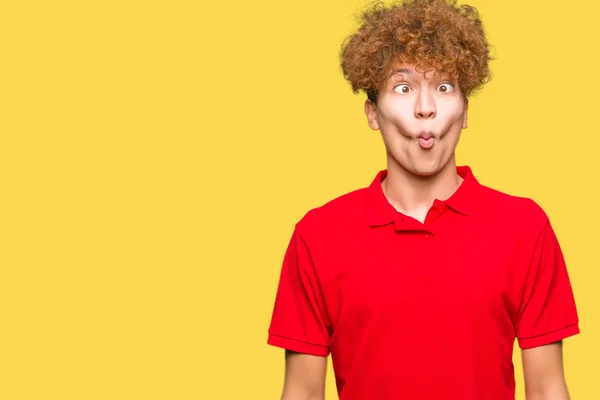 Junger Gutaussehender Mann Mit Afro Haaren Rotem Shirt Fischgesicht Mit — Stockfoto