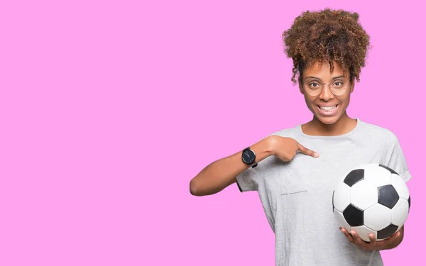 Joven Mujer Afroamericana Sosteniendo Pelota Fútbol Sobre Fondo Aislado Con —  Fotos de Stock