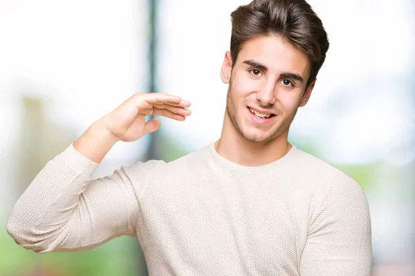 Homem Bonito Jovem Sobre Fundo Isolado Gestos Com Mãos Mostrando — Fotografia de Stock