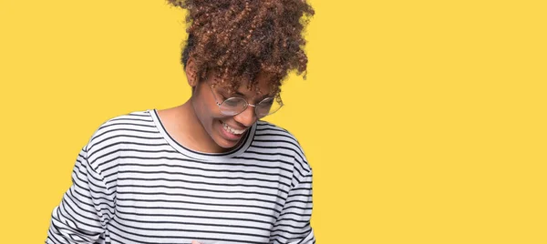 美しい若いアフリカ系アメリカ人女性分離で眼鏡をかけて背景の笑顔と大声面白いクレイジー ジョークので大笑い 幸せな式 — ストック写真