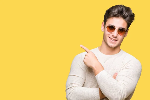 Joven Hombre Guapo Con Gafas Sol Sobre Fondo Aislado Con — Foto de Stock