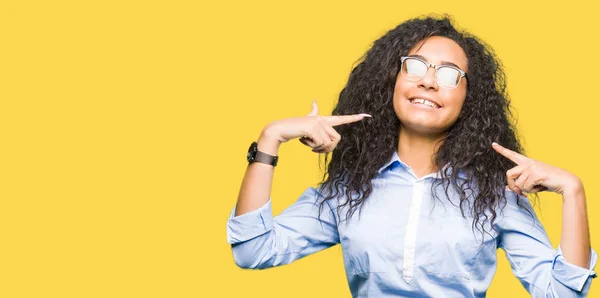 Young Beautiful Business Girl Curly Hair Wearing Glasses Smiling Confident — Stock Photo, Image