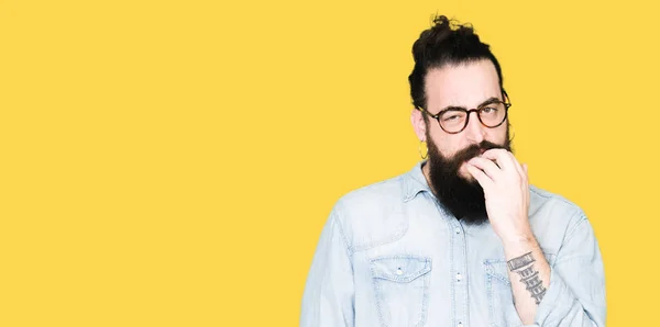 Jonge Hipster Man Met Lange Haren Baard Dragen Van Een — Stockfoto