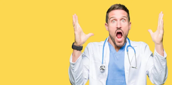 Yakışıklı Doktor Adam Üzerinde Tıbbi Üniforma Crazy Kutluyor Arka Plan — Stok fotoğraf