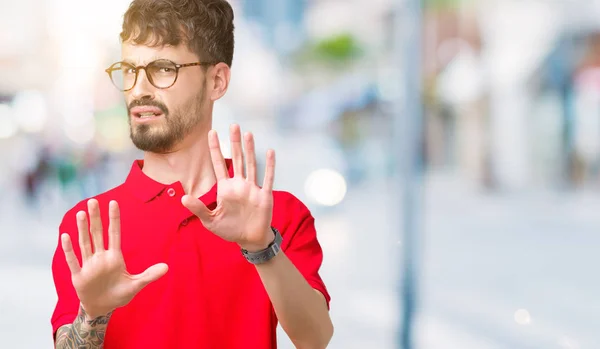 Junger Gutaussehender Mann Mit Brille Über Isoliertem Hintergrund Ängstlich Und — Stockfoto