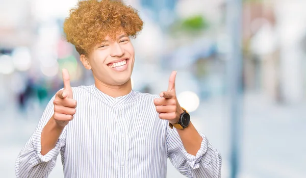 Ung Snygg Affärsman Med Afro Hår Bär Elegant Skjorta Pekar — Stockfoto