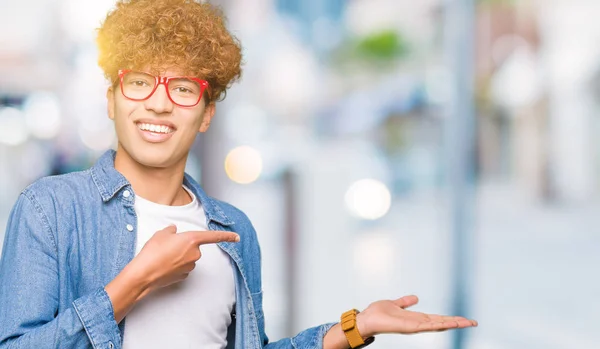 Jonge Knappe Man Met Afro Haar Bril Verbaasd Lachend Naar — Stockfoto