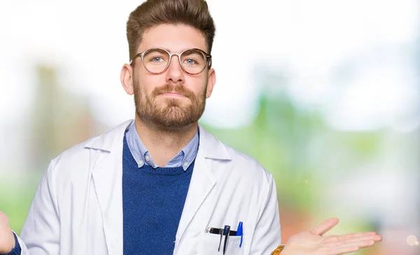 Jovem Cientista Bonito Homem Vestindo Óculos Sem Noção Expressão Confusa — Fotografia de Stock