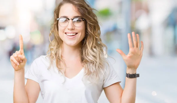 Vacker Ung Blond Kvinna Bär Glasögon Över Isolerade Bakgrund Visar — Stockfoto