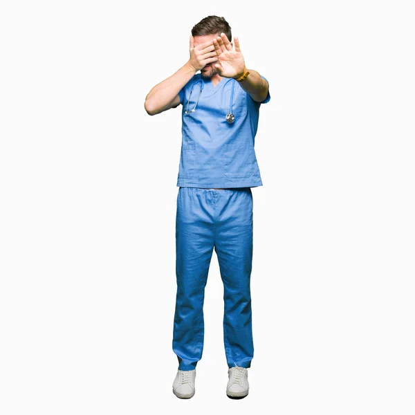Muž Pohledný Doktor Lékařských Uniformě Nad Izolované Pozadí Oči Rukama — Stock fotografie
