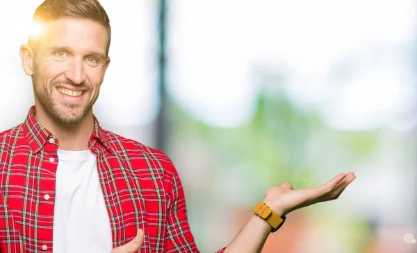 Hombre Guapo Con Camisa Casual Mostrando Palma Mano Haciendo Buen — Foto de Stock