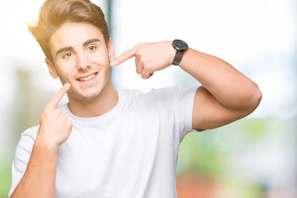 Jonge Knappe Man Dragen Witte Shirt Geïsoleerde Achtergrond Glimlachend Vertrouwen — Stockfoto