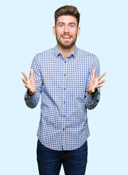 Genç yakışıklı bussines kutluyor deli adam ve silah ile başarı için hayran çığlık kaldırdı ve açık gözleri heyecanlı. Kazanan kavramı