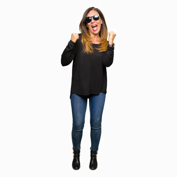 Schöne Frau Mittleren Alters Mit Sonnenbrille Sehr Glücklich Und Aufgeregt — Stockfoto