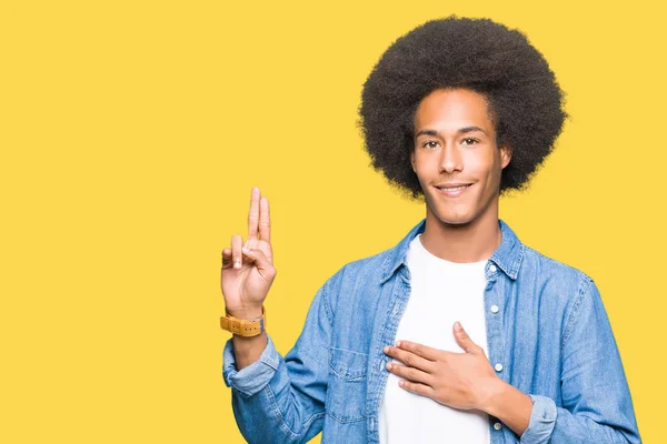 Jonge Afro Amerikaanse Man Met Afro Haar Vloeken Met Hand — Stockfoto