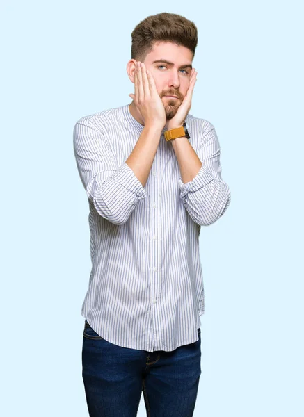 Joven Hombre Guapo Manos Cansadas Cubriendo Cara Depresión Tristeza Molesto — Foto de Stock