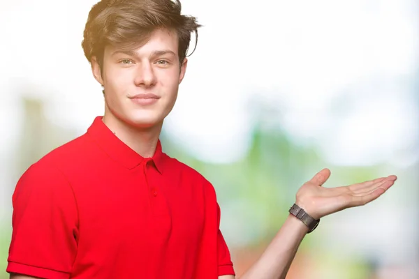 Jonge Knappe Man Met Rode Shirt Geïsoleerde Achtergrond Lacht Vrolijk — Stockfoto