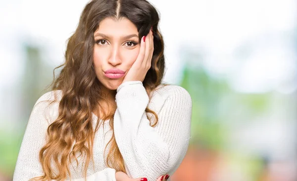 Giovane Bella Donna Indossa Maglione Bianco Pensando Cercando Stanco Annoiato — Foto Stock