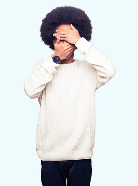 Νεαρός Αφρικανική Αμερικανική Άνθρωπος Αφρο Μαλλιά Που Φοράει Γυαλιά Που — Φωτογραφία Αρχείου