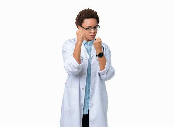 Mujer Joven Afroamericana Médica Vistiendo Abrigo Médico Sobre Fondo Aislado — Foto de Stock