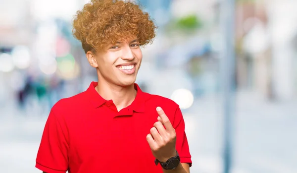 Jonge Knappe Man Met Afro Haar Dragen Rode Shirt Beckoning — Stockfoto