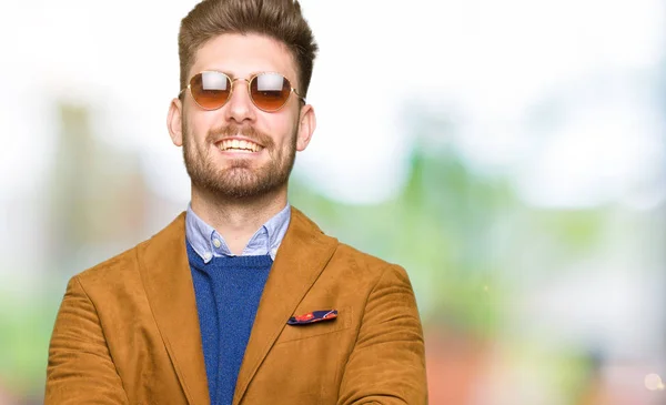 Junger Gutaussehender Eleganter Mann Mit Sonnenbrille Fröhlichem Gesicht Und Verschränkten — Stockfoto