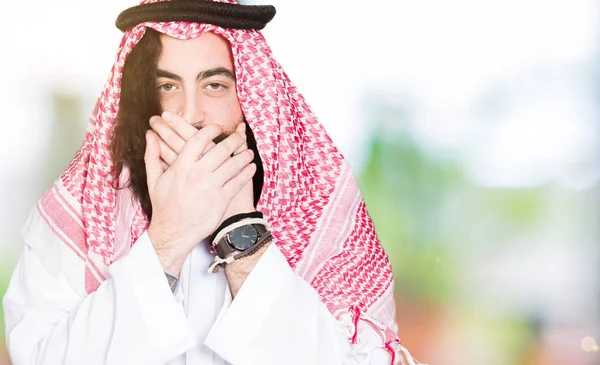 アラビア ビジネス長髪のミスのための手で口を覆っているショックを受けた伝統的なクーフィーヤ スカーフ着用の男 秘密の概念 — ストック写真