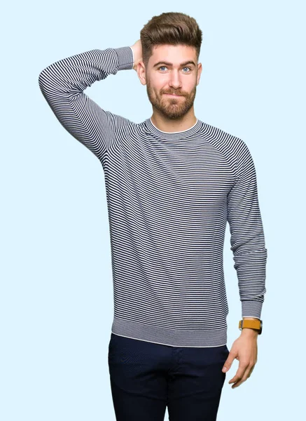 ハンサムな青年身に着けているストライプのセーターを混乱させるし 質問について疑問に思います 頭の上の手で考えて疑問を持つ不透明 物思いにふけるコンセプト — ストック写真