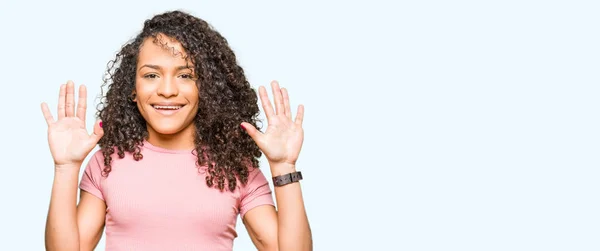 Junge Schöne Frau Mit Lockigem Haar Trägt Rosa Shirt Zeigt — Stockfoto