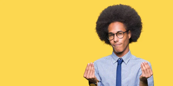 Ung Afrikansk Amerikansk Affärsman Med Afro Hår Glasögon Gör Pengar — Stockfoto