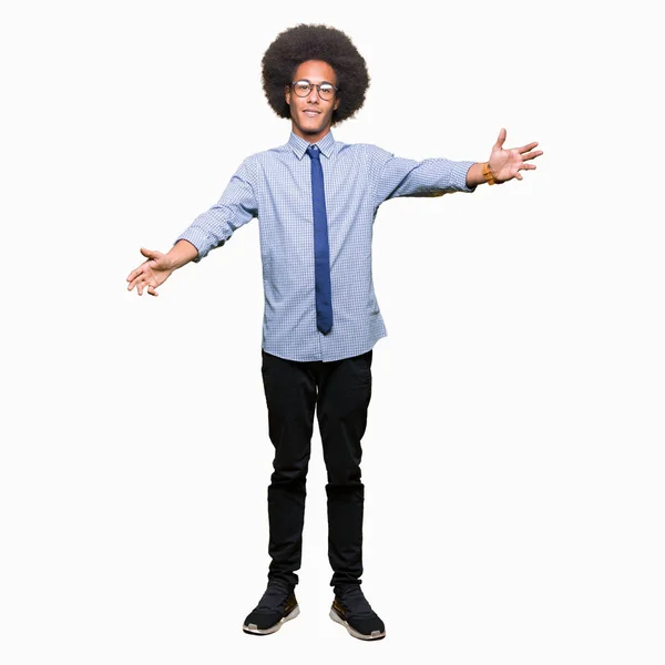 Joven Hombre Negocios Afroamericano Con Cabello Afro Con Gafas Mirando —  Fotos de Stock
