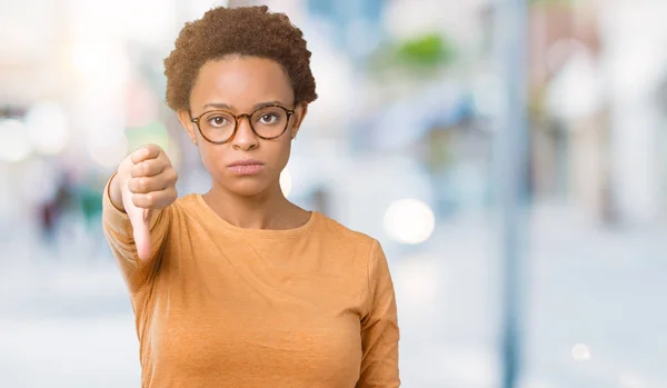 Jovem Bela Mulher Afro Americana Vestindo Óculos Sobre Fundo Isolado — Fotografia de Stock