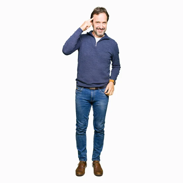 セーターを考えたり 素晴らしいアイデア つの指で頭を指している笑みを浮かべて 良いメモリを着て中年ハンサムな男 — ストック写真