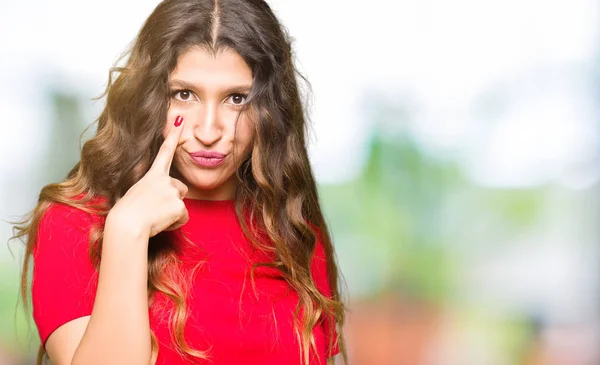 Joven Hermosa Mujer Con Camiseta Casual Señalando Los Ojos Observando —  Fotos de Stock