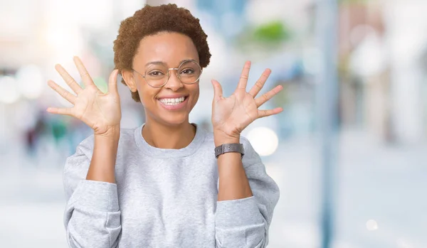 Unga Vackra Afroamerikanska Kvinnan Bär Glasögon Över Isolerade Bakgrund Visar — Stockfoto