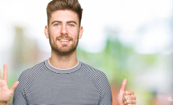 Jovem Homem Bonito Vestindo Listras Camisola Mostrando Apontando Para Cima — Fotografia de Stock