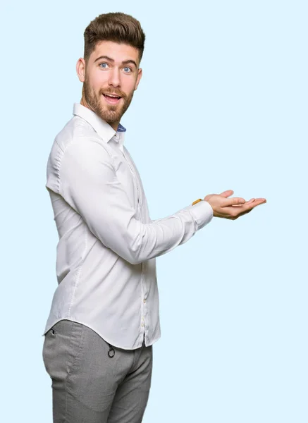 Genç Yakışıklı Işaretçi Yanında Adam Palm Mutlu Kendine Güvenen Reklam — Stok fotoğraf