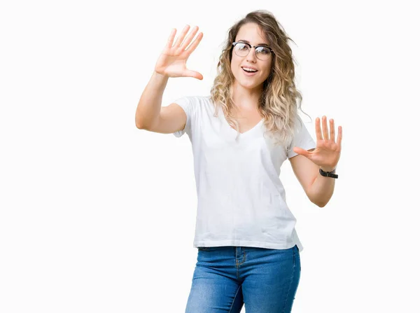 Hermosa Mujer Rubia Joven Con Gafas Sobre Fondo Aislado Sonriendo —  Fotos de Stock