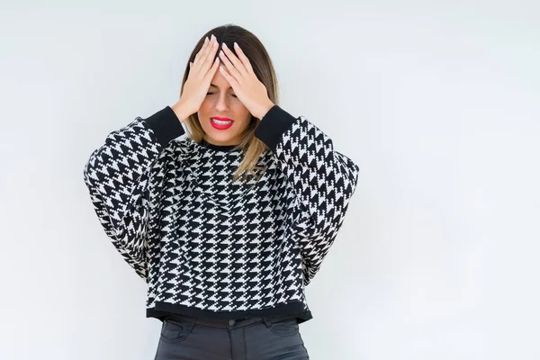 Ung Kvinna Som Bär Casual Tröja Över Isolerade Bakgrund Lider — Stockfoto